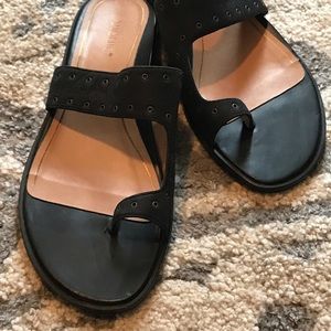 Woman’s Vionic Black Sandal Size 9